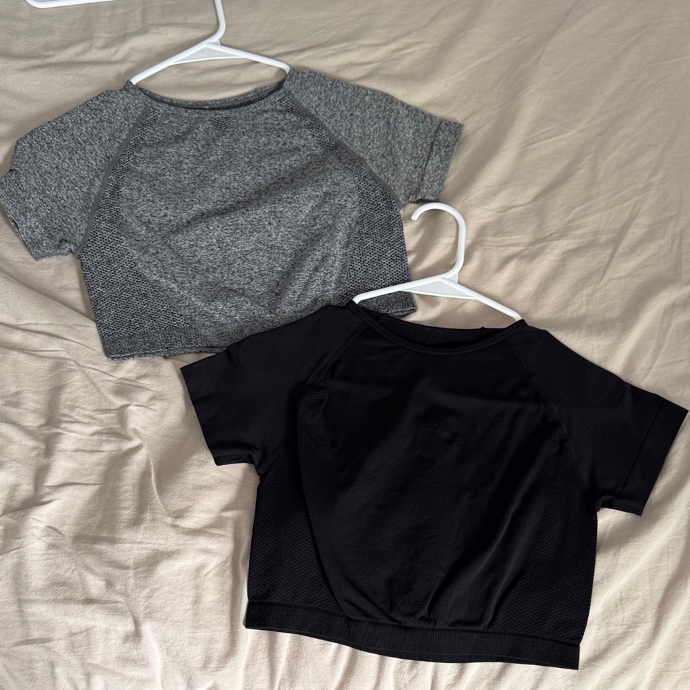 Cropped Gray and Black Short Sleeve Tops